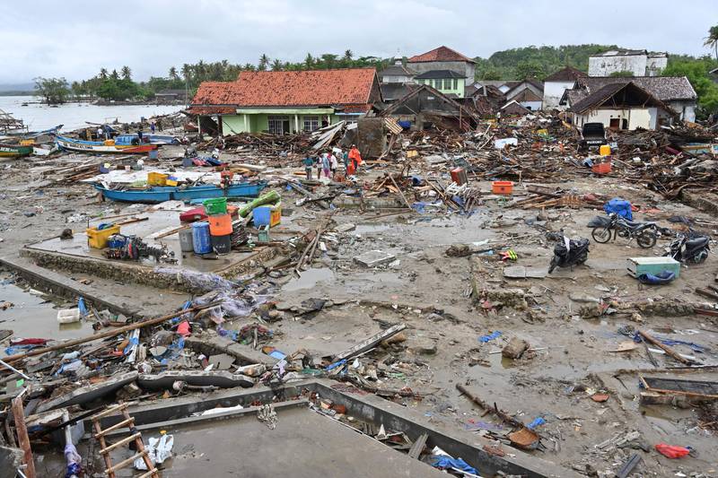 Bildet viser ødeleggelsen etter flodbølgen i Indonesia.