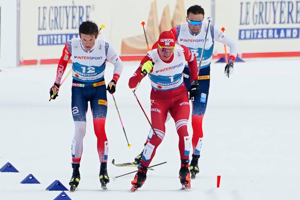 Bildet viser Johannes Høstflot Klæbo , Aleksandr Bolsjunov,  og Emil Iversen på opplæøpet i 5-mila i VM.
