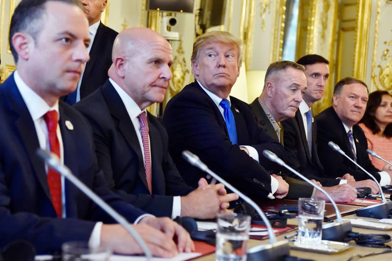 Bildet viser Donald Trump i et møte med andre.
