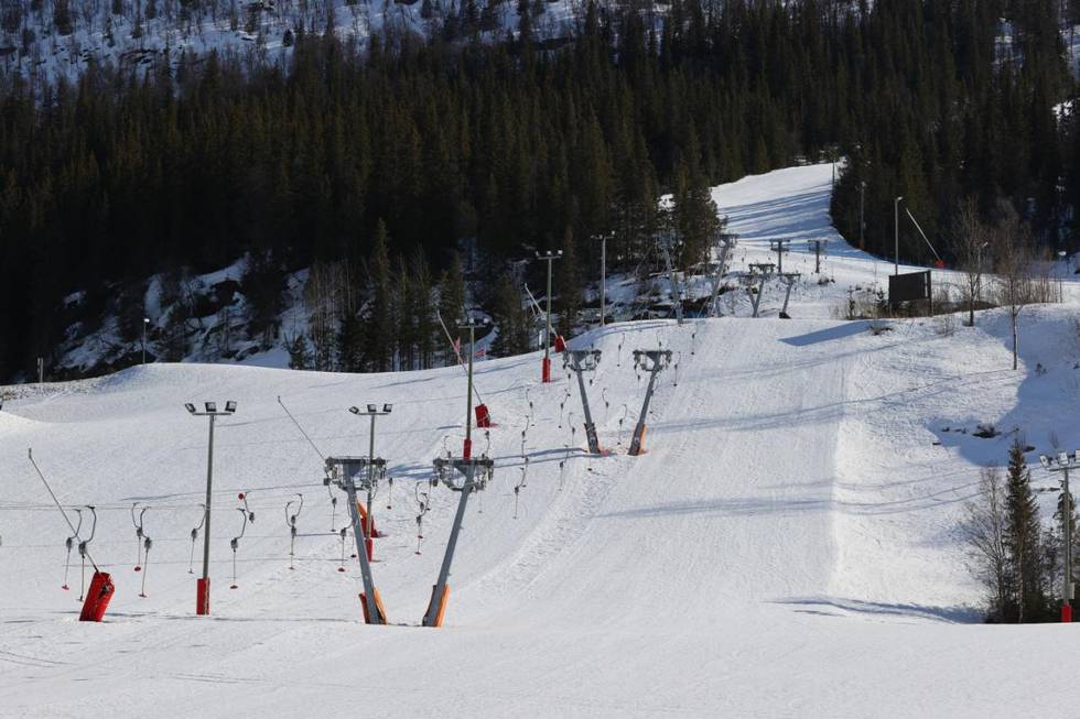 Bildet er av en alpinbakke. Det er snø i bakke. Men det er ingen folk som står på ski eller snowboard. Det er fra påska 2020.