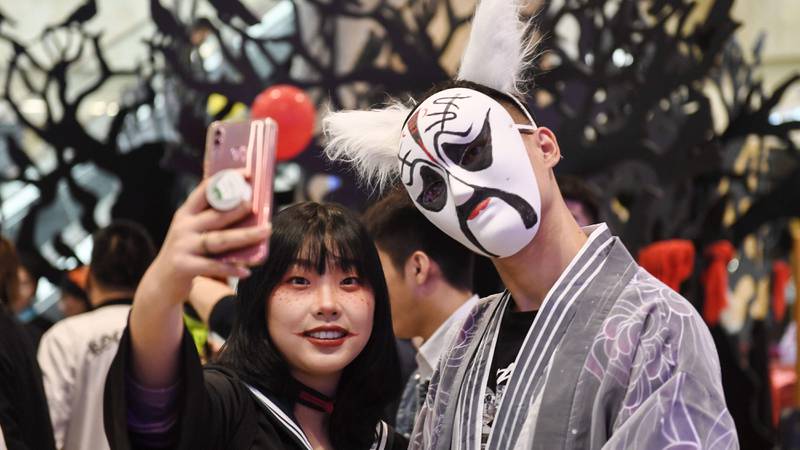 Bildet viser folk som tar selfies av seg selv i kostymer i Kina.