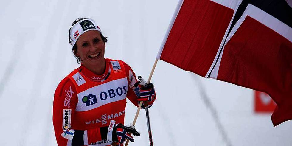 <strong>JUBLET: </strong>Skiløper Marit Bjørgen vant tremila i Holmenkollen i Oslo søndag. Neste helg kan hun vinne verdenscupen i langrenn sammenlagt. Bildet viser en skiløper som smiler og veiver med et norsk flagg. Marit Bjørgen vant tremila i Holmenkollen i Oslo søndag. Neste helg kan hun vinne verdenscupen i langrenn sammenlagt. 