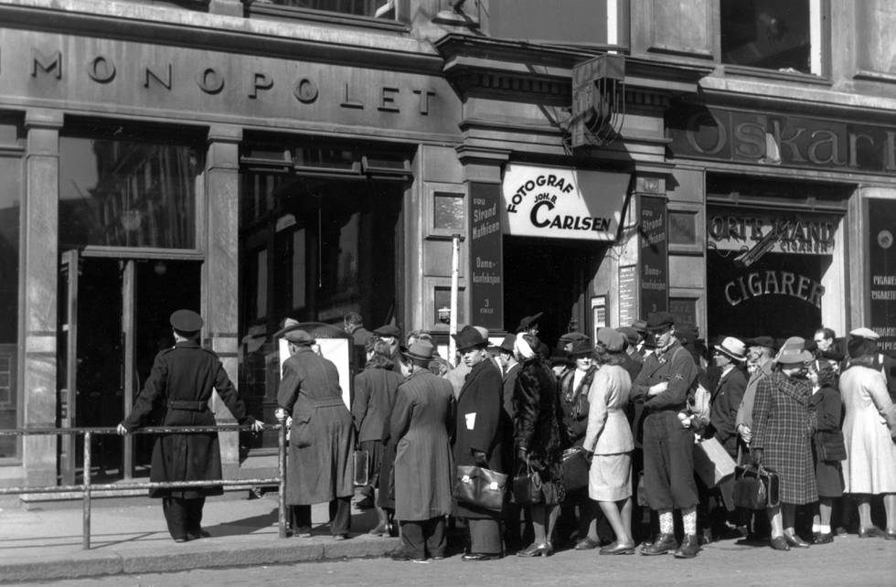 Bildet viser folk i polkø i 1946.