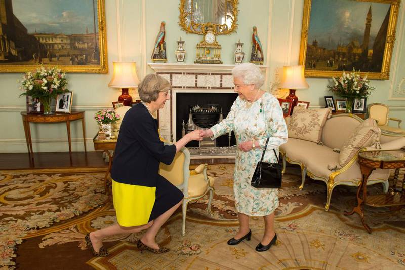 Bildet viser Theresa May. Hun neier for dronning Elizabeth.