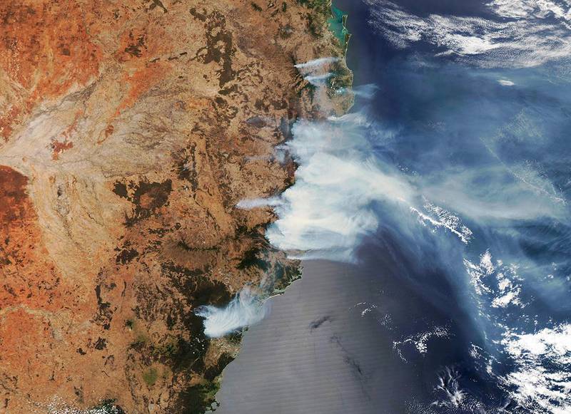 Bildet er tatt av en satellitt. Den viser røyk fra skogbranner i Australia.