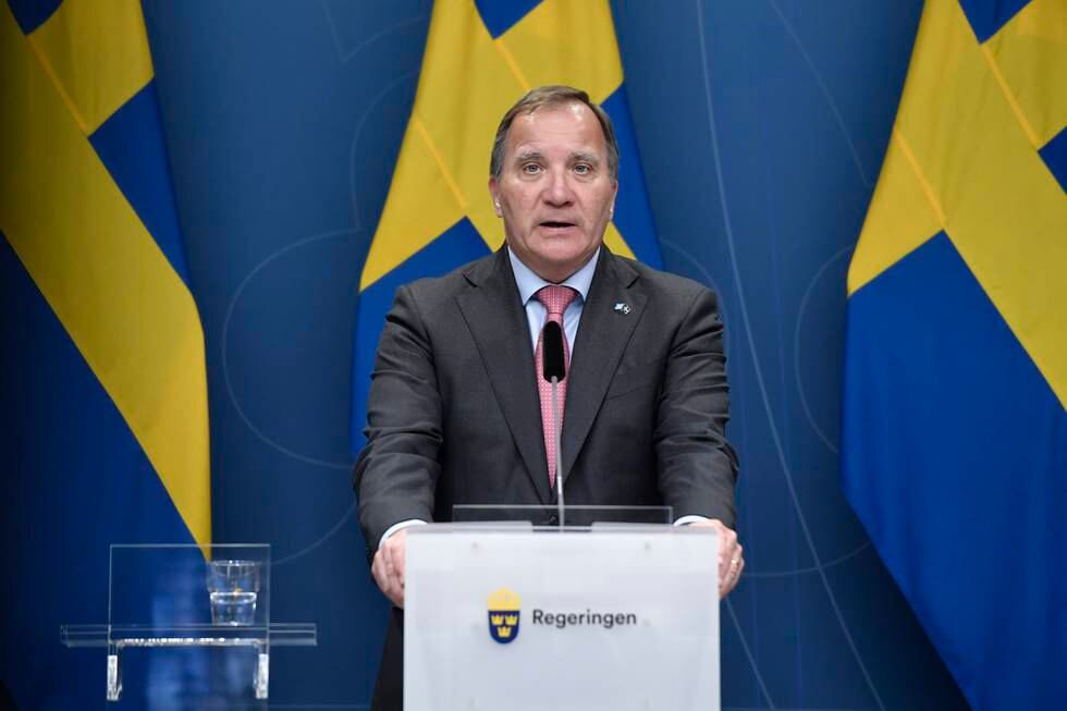 Bildet er av Stefan Löfven. Han står på en talerstol, med tre svenske flagg hengende bak seg. De er blå, med et kult kors. Arkivfoto: Stina Stjernkvist / TT / NTB
