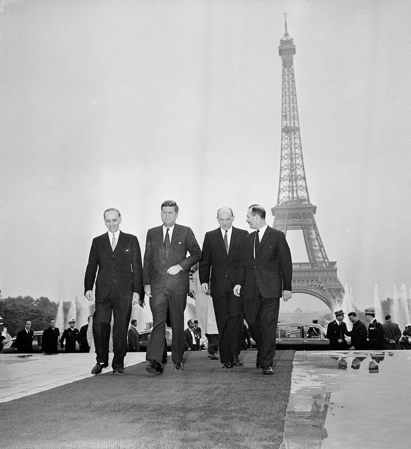 Bildet viser USAs president John F. Kennedy foran Eiffel-tårnet i 1961.