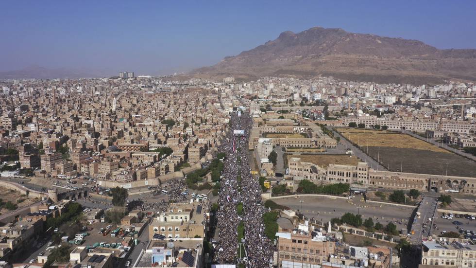 Bildet er et oversiktsbilde over Jemen. Det er våpenhvile i Jemen. Det første flyet på seks år har lettet fra flyplassen i hovedstaden Sana.