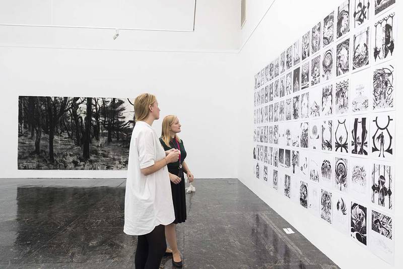 Bildet viser Hanne Paulsen Mandelid og Katrine Sviland som ser på verk som er med i årets utstilling. 