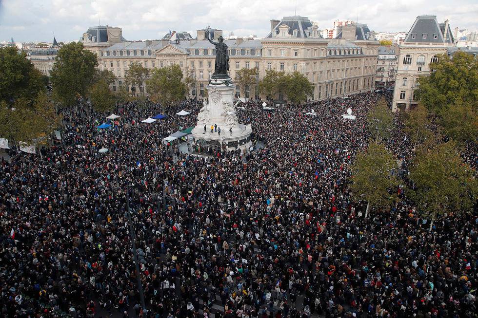 Bildet viser mennesker som demonstrerer.