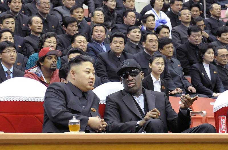 Bildet viser Kim Jong-un på en basketballkamp med vennen Dennis Rodman fra USA.