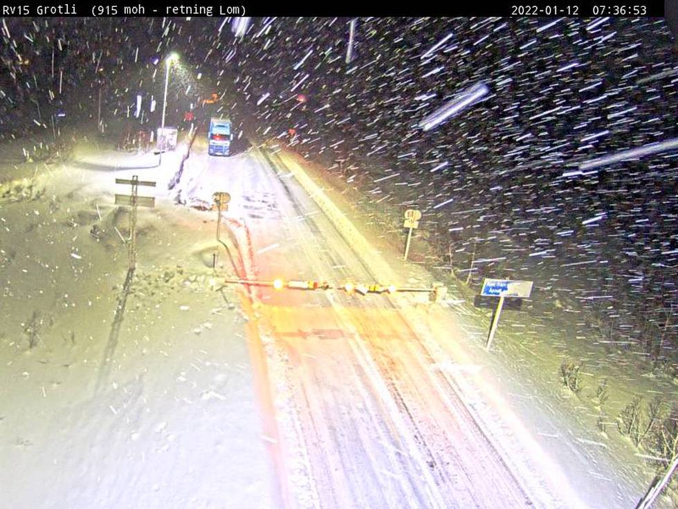 Bildet er fra webkameraet til Statens vegvesen ved Grotli. Det er tett snøvær. Foto: Statens vegvesen / NTB