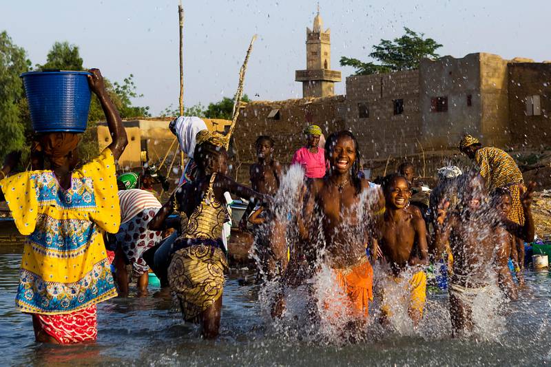 Bildet viser folk i Mali som koser seg ved Niger-elven.