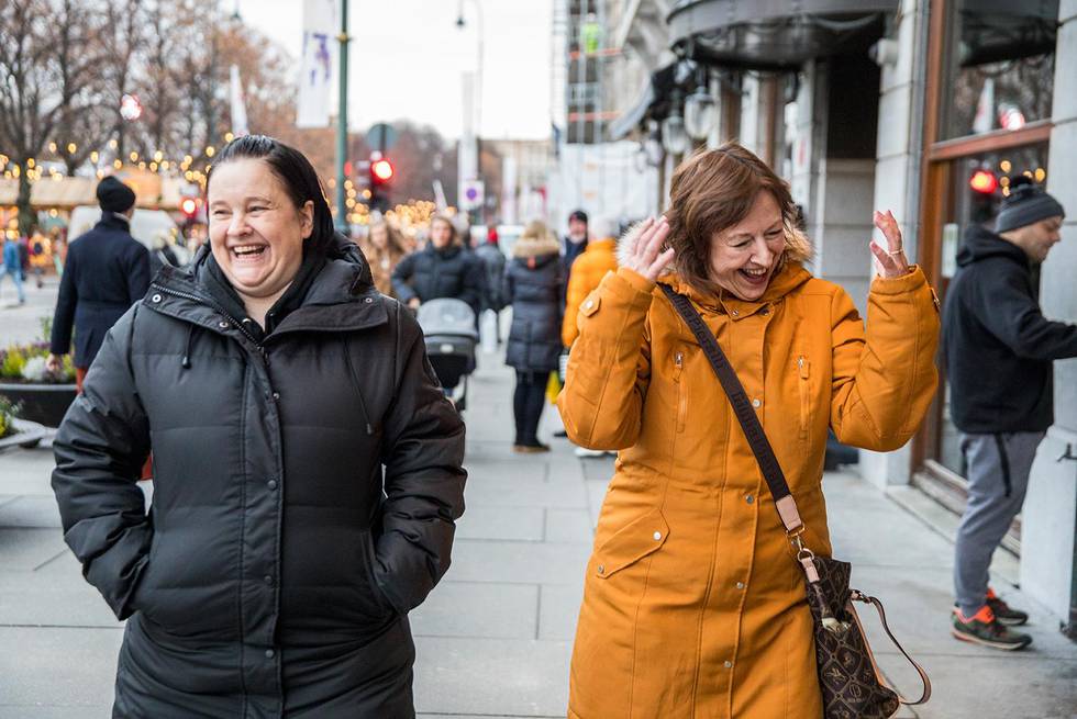 Bildet viser Anita Berg og Christina Berg som smiler på Karl Johans gate i Oslo. De var lettet og glade fredag. Deres ektemann og far Frode Berg ble fredag levert til norske myndigheter. Han er løslatt fra fengsel i Russland. 