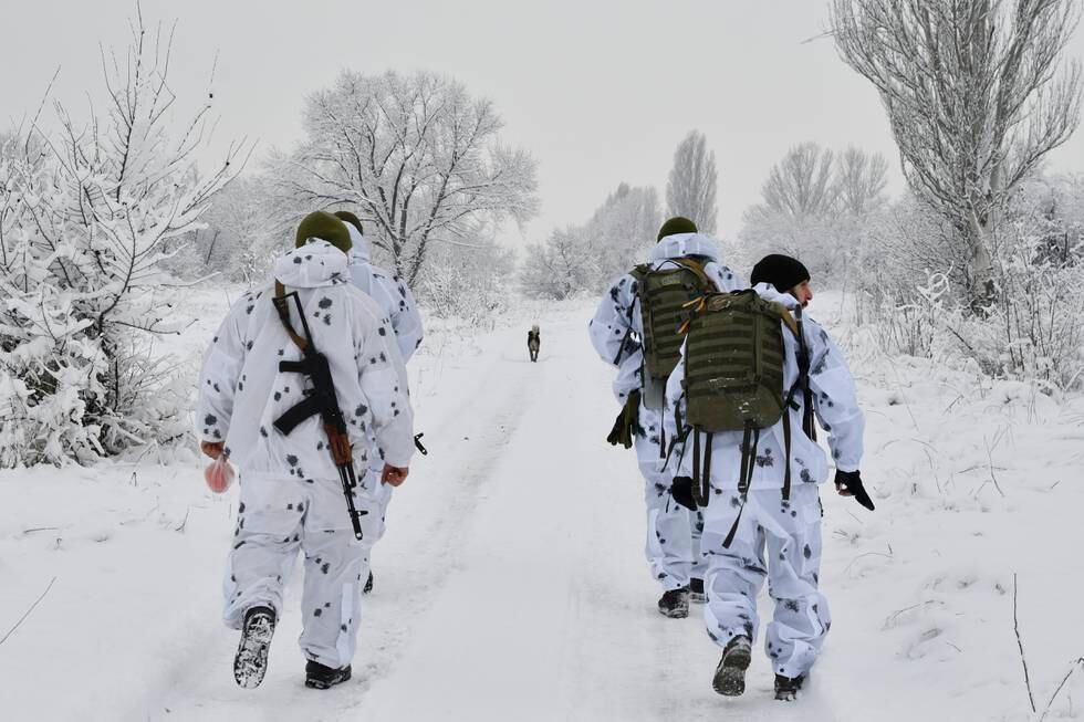 Bildet viser ukrainske soldater ved frontlinjen like ved områdene som kontrolleres av russiskvennlige separatister øst i landet. Foto: Andrij Andrijenko / AP / NTB