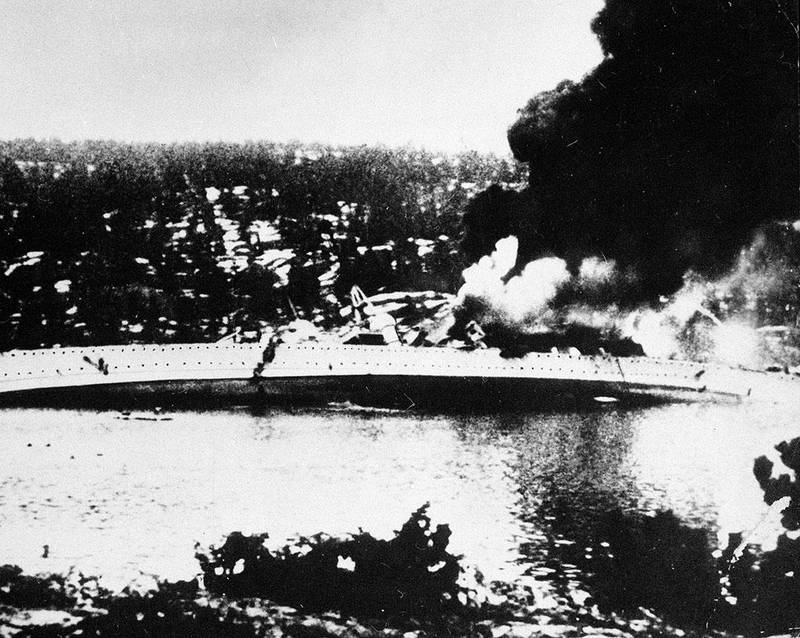 Bildet viser Skipet Blücher. Det ble skutt på fra Drøbak i Oslofjorden. Skipet sank. Det forsinket tyskerne slik at kongen og regjeringen kunne flykte.