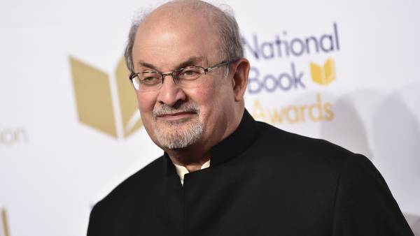 Forfatteren Salman Rushdie angrepet i USA