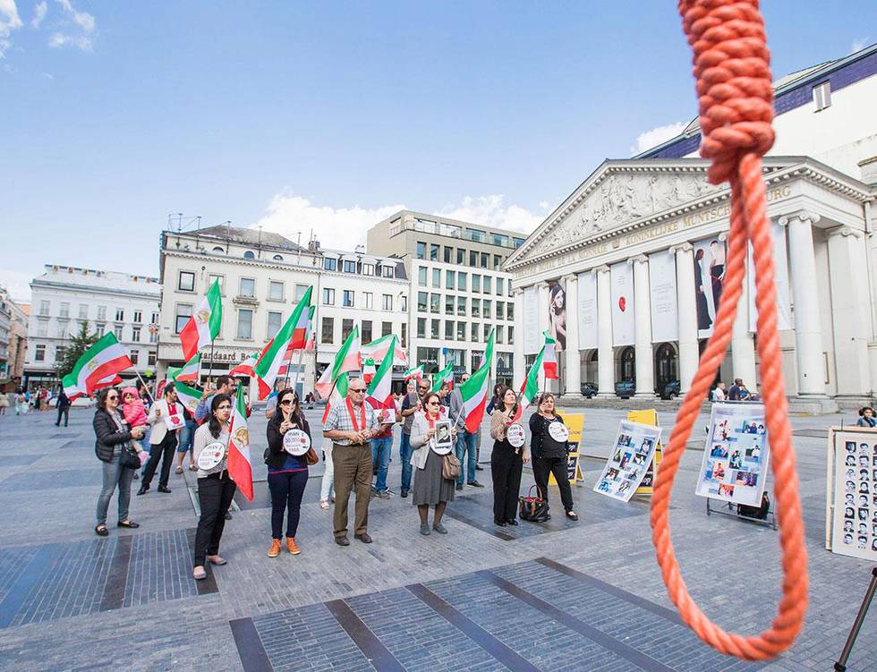DØDSSTRAFF: Folk i Belgia protesterte mot en masse-henrettelse i Iran i 2016. I fjor ble historisk få henrettelser registrert i verden.