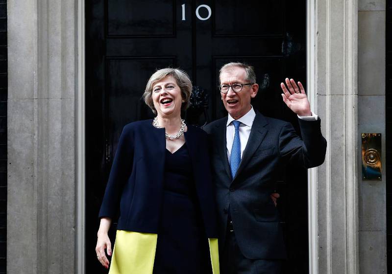 Bildet viser Theresa May og ektemannen Philip foran statsministerboligen i London.