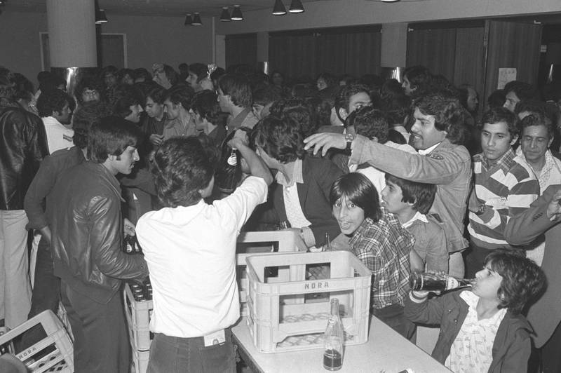 Bildet er i svart hvitt og viser pakistanere som er samlet til fest i 1979.