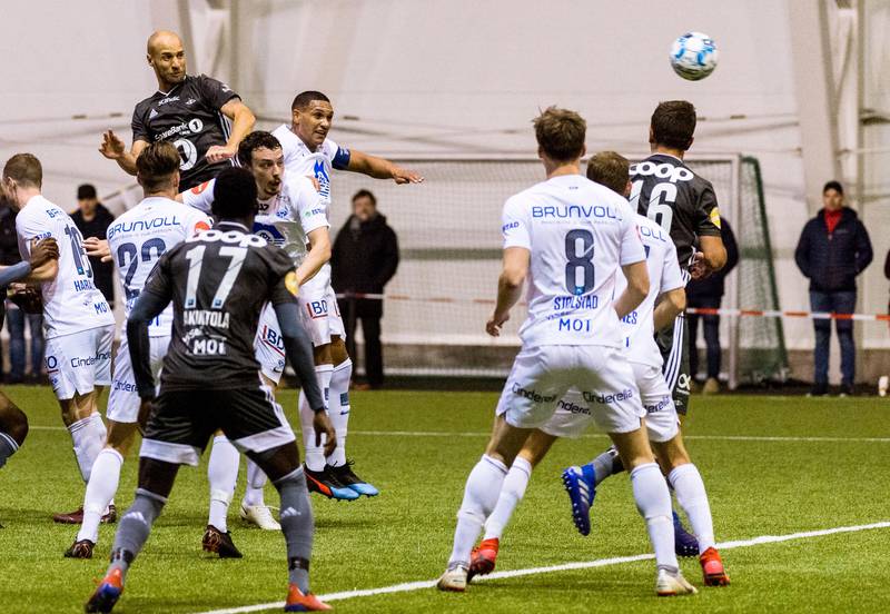 Bildet viser lagene Rosenborg og Molde på banen under en treningskamp.