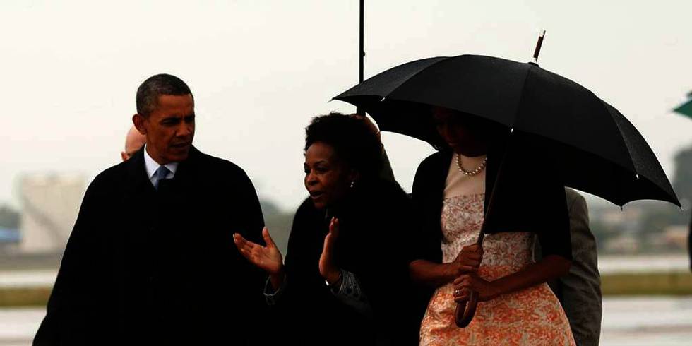 Bildet viser USAs president Barack Obama og kona Michelle. Der er i Johannesburg i Sør-Afrika for å være med på en minne-seremoni for Nelson Mandela. 