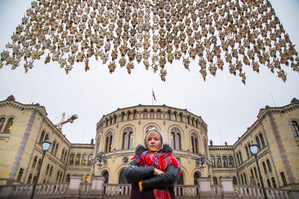 Bildet viser mange skaller fra reinsdyr foran Stortinget. Kunstneren Maret Anne Sara er også på bildet.
