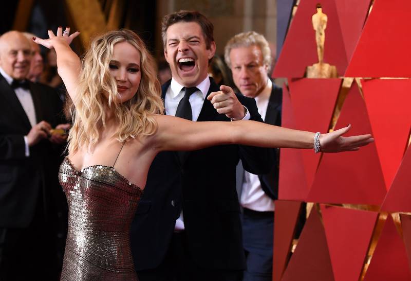 Bildet viser skuespiller Jennifer Lawrence. Hun viser seg fram på den røde løperen.