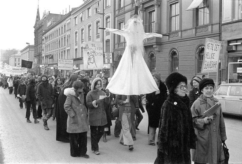 Bildet er fra 1979. Kvinner går i tog 8. mars i Oslo.