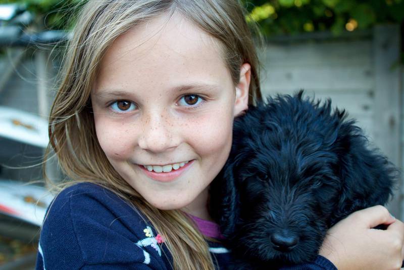 Bildet viser prinsesse Ingrid Alexandra sammen med hunden Milly Kakao. Det er fra Dvergsøya i 2013.