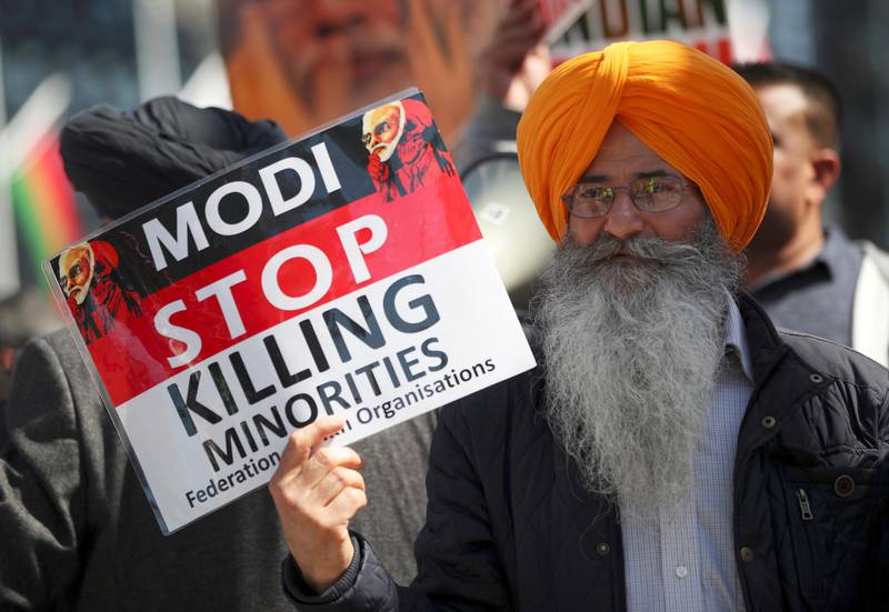 Bildet viser en mann som protesterer i London, Storbritannia, mot den indiske statsministeren.