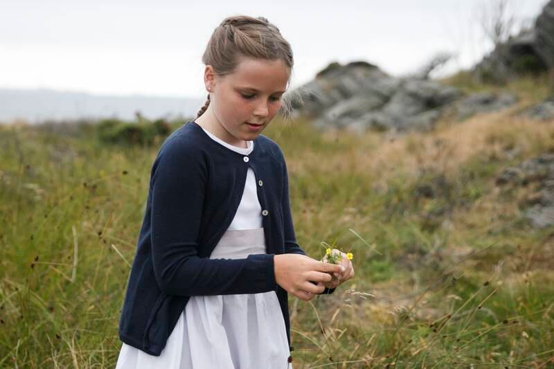 Bildet er av prinsesse Ingrid Alexandra  som plukker blomster ved hytta til familien på Sørlandet. Foto: Heiko Junge / NTB