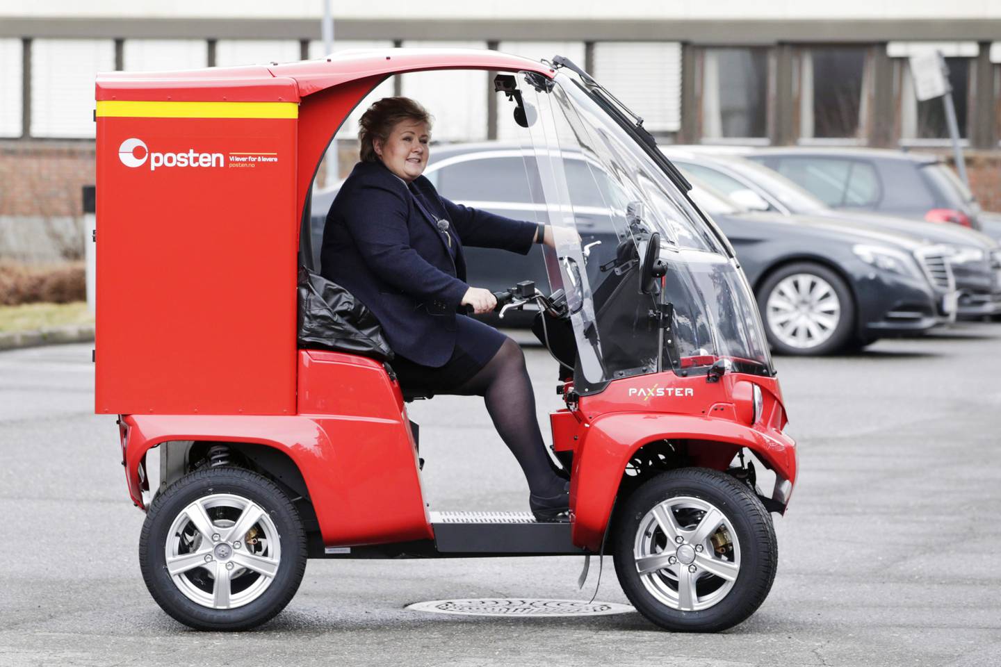 Tidligere statsminister Erna Solberg (H) prøvekjører den norskproduserte Postmann Pat-elbilen, Paxster, som i dag benyttes over hele Norge og eksporteres til flere land. Foto: Håkon Mosvold Larsen / NTB