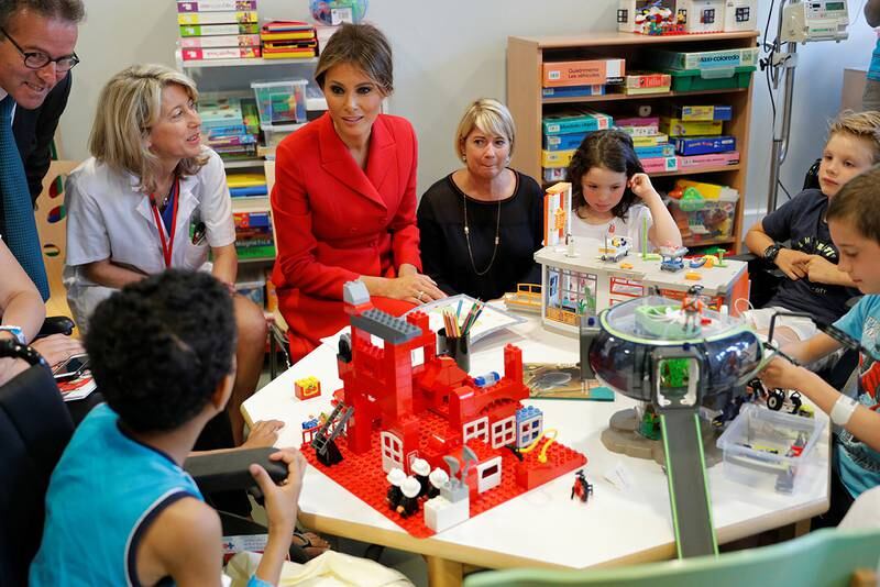 Bildet viser Melania Trump sammen med barn på et sykehus.