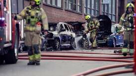Voldsom brann ødela biler og fylte hjem med røyk