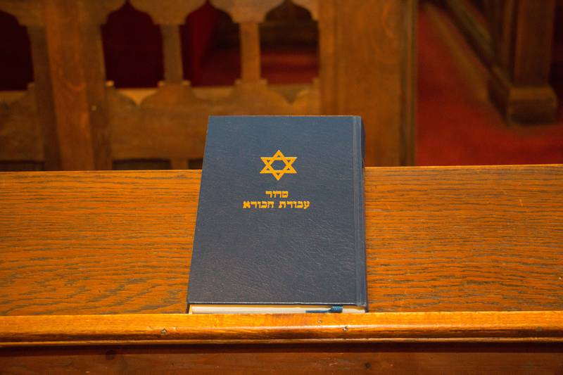 Bildet viser en bønnebok i synagogen.