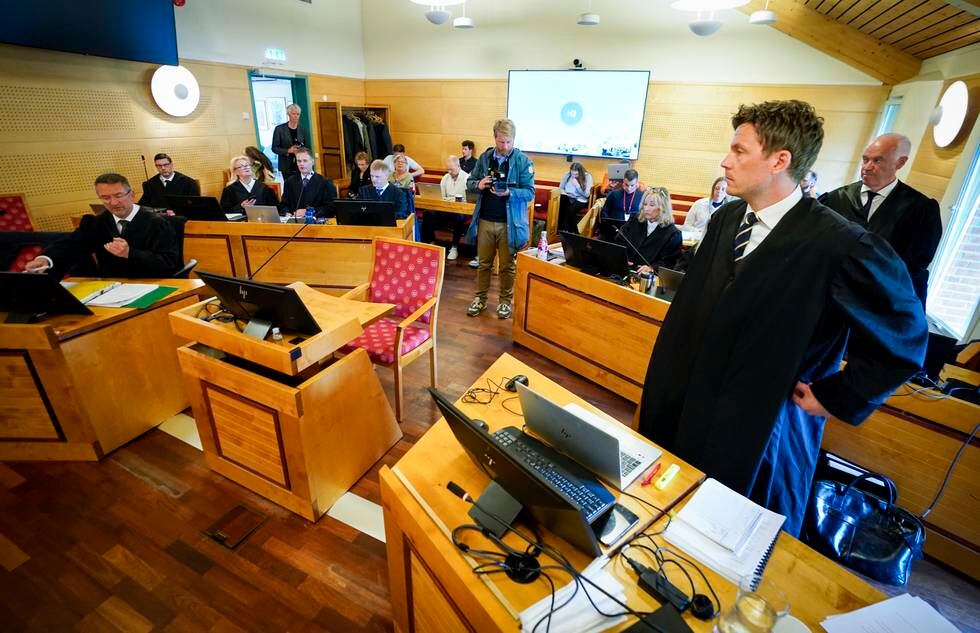 Bildet er fra rettslokalet til Buskerud tingrett i Hokksund. Det er advokater i svarte kapper i forgrunnen. Bildet er tatt fra fremst i rettslokalet. Foto: Lise Åserud / NTB