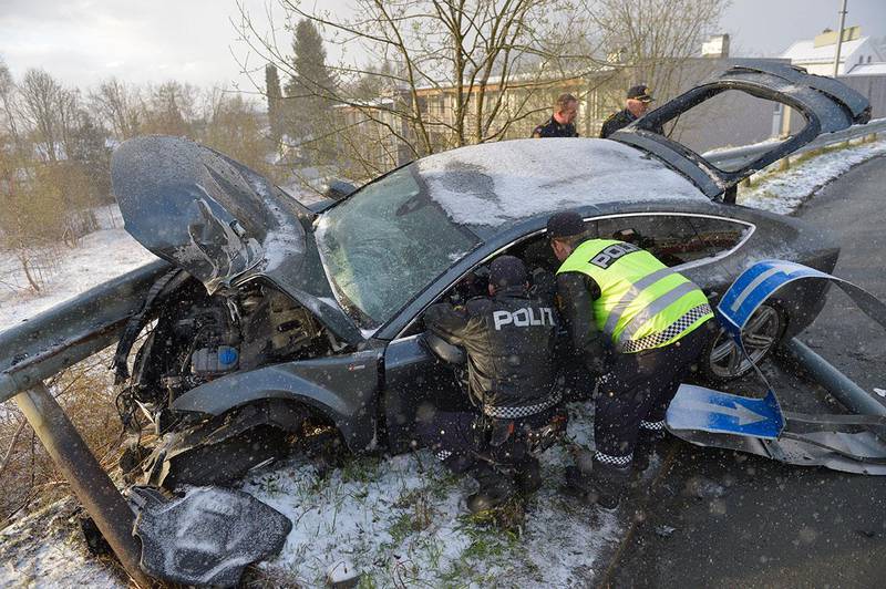 Bildet viser Northugs bil som er ødelagt etter en kollisjon. Fyllekjøringen i 2014 endret Petter Northugs karriere.