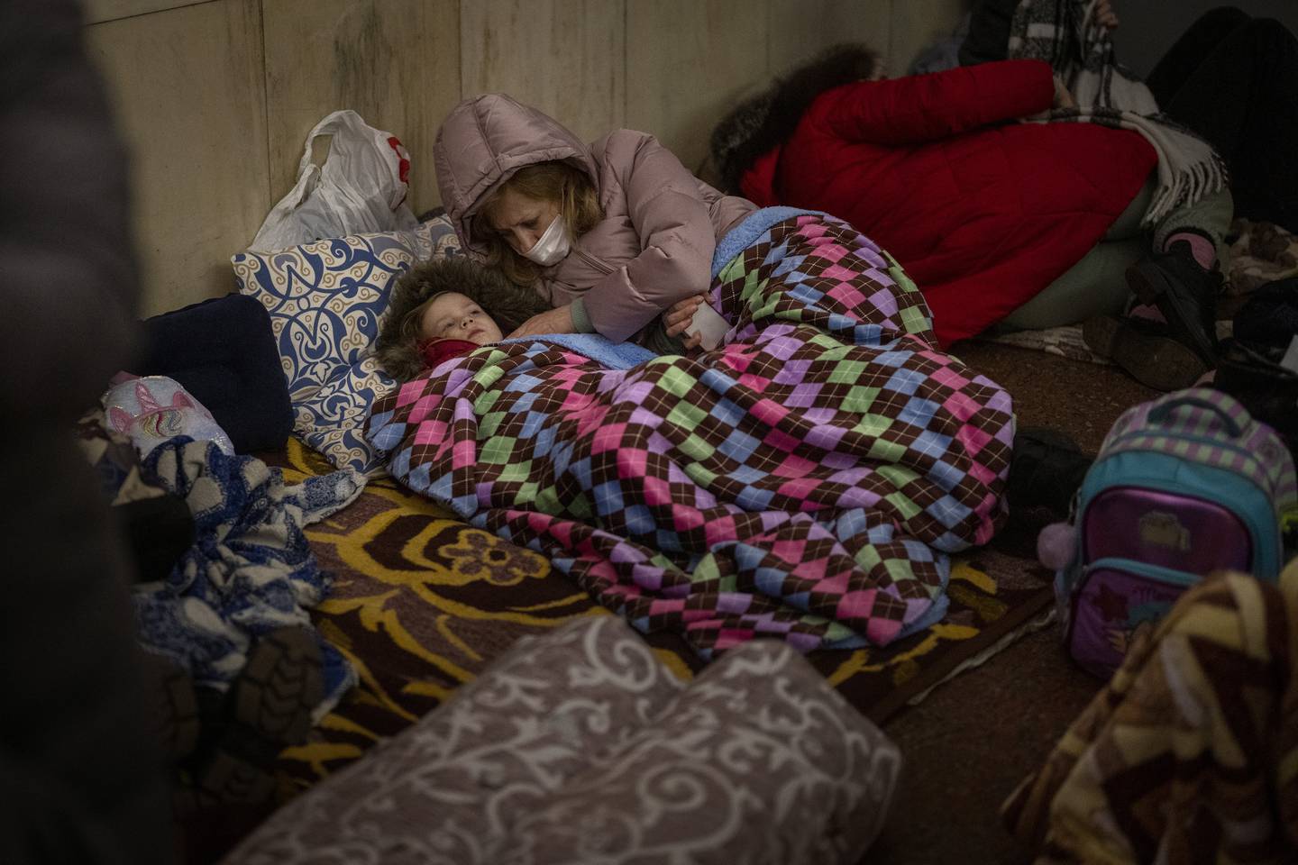 Folk forsøker å få litt hvile i en undergrunnsstasjon i Kyiv. Foto: Emilio Morenatti / AP / NTB