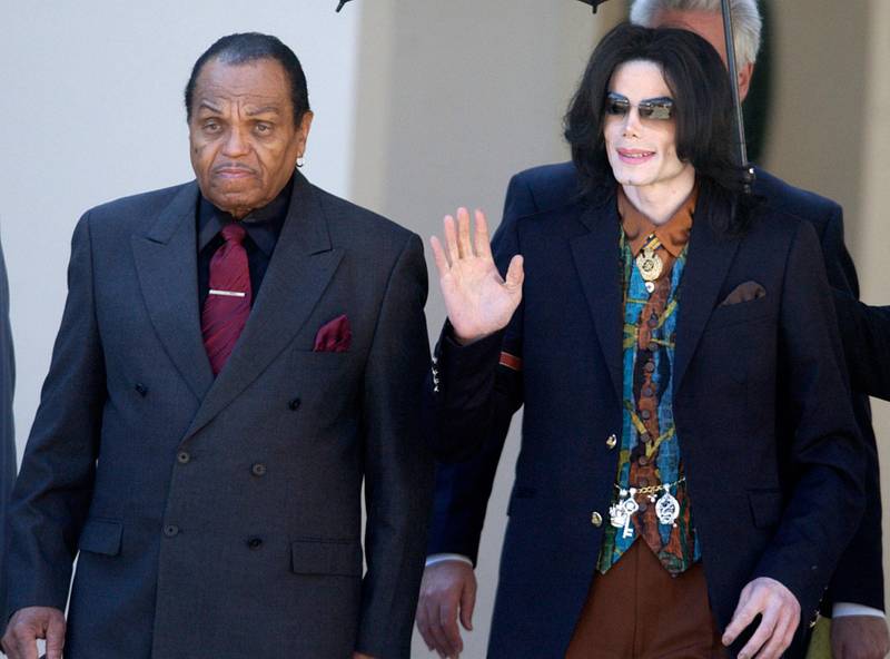 Bildet viser Michael og Joe Jackson som går sammen fra rettsbygningen i 2005.