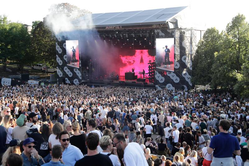 Bildet viser scene og publikum på Øyafestivalen.