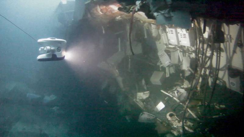 Bildet viser utsiden på skipet Helge Ingstad under vann. Det er store skader på skroget.