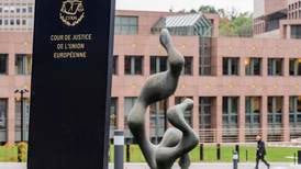 Domstol mener Polen og Ungarn bryter lover