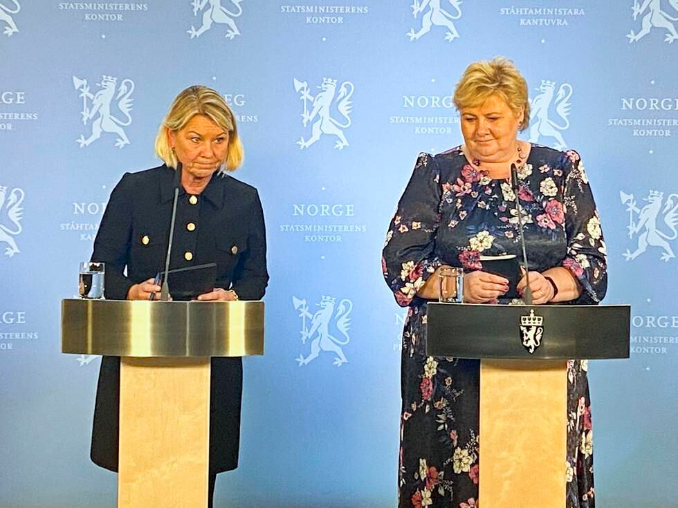 Bildet er av justisminister Monica Mæland og statsminister Erna Solberg. De står foran en blå vegg og bak hver sin talerstol. Foto: Ole Berg-Rusten / NTB