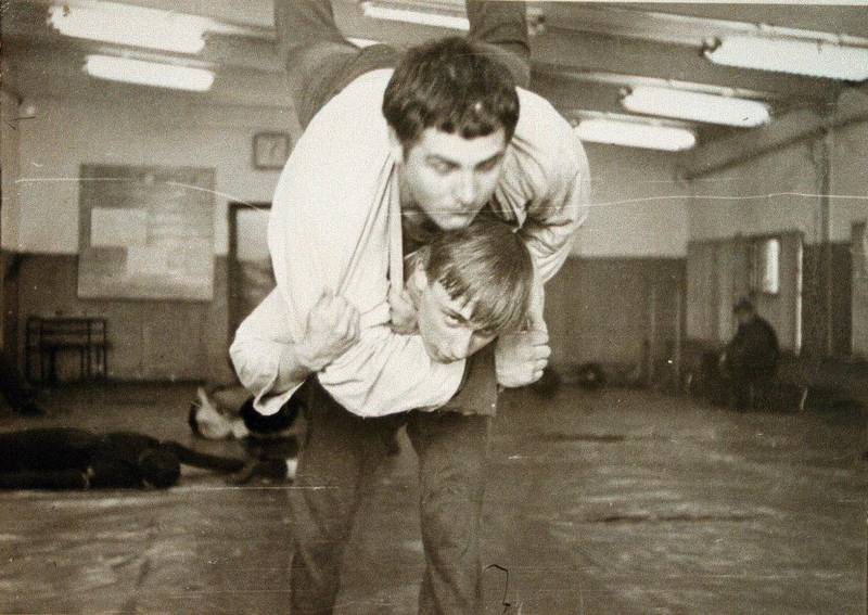 Bildet viser Vladimir Putin som trener judo.