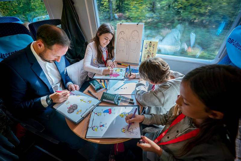 Berlin, Germany  20191014. 
Kronprins Haakon tegner med tyske barn på Litteraturtoget fra Berlin via Köln til Frankfurt. I Frankfurt åpner de den internasjonale bokmessen.
Foto: Heiko Junge / NTB scanpix