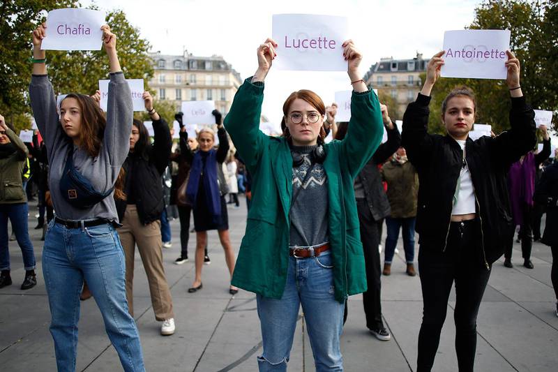 Bildet viser franske aktivister holder ark med navn på kvinner. Det er kvinner som er drept av en partner det siste året. 