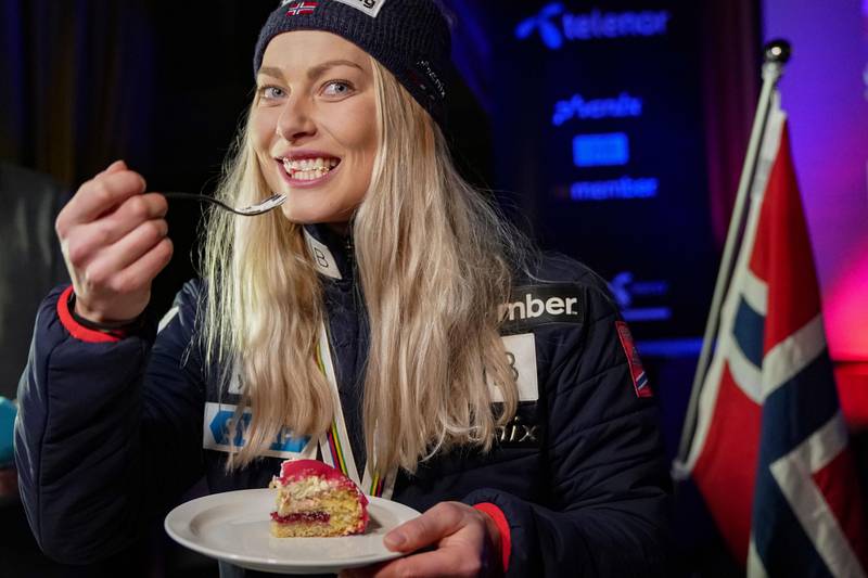 Bildet viser Ragnhild Mowinckel som spiser kake.