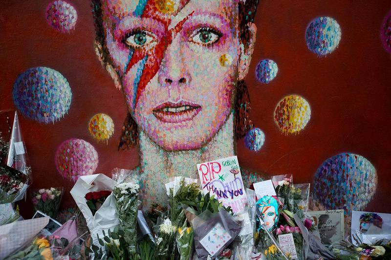 Da David Bowie døde, minnet mange ham som Aladdin Sane, som her i et veggmaleri i London. I et av bokens intervjuer forklarer Bowie om ideen til lynsminken: - Jeg tenkte meg at han antagelig ville bli splintret av lynet. Han var en slags elektrisk fyr. Foto: Matt Dunham / AP