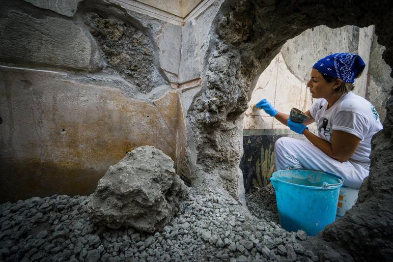 Bildet viser arkeologer som graver frem bygninger